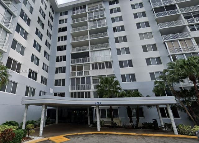 4200 Hillcrest Drive 206, sold in Hillcrest East No 24 Cond, Hollywood, FL