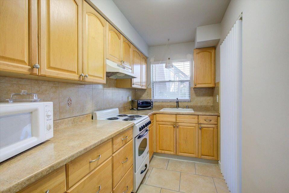 160 NE 8th Avenue 26a, Hallandale Beach, FL 33009 photo 22