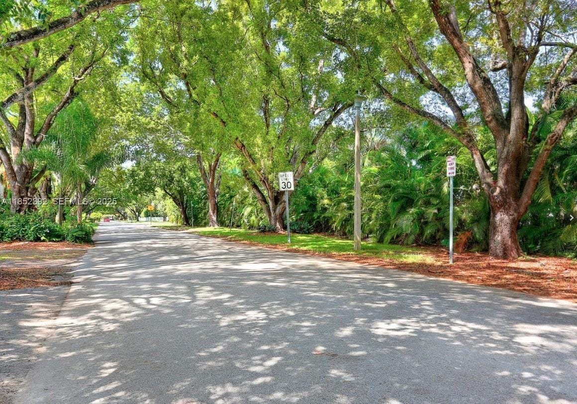 1239 Mariposa Avenue 8, Coral Gables, FL 33146 photo 2