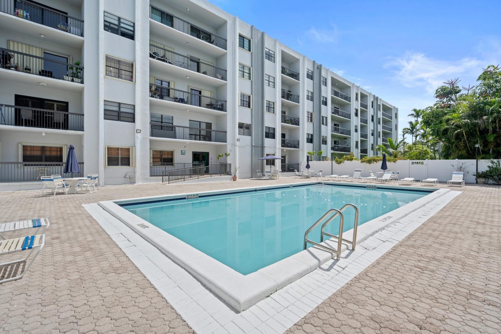 1301 NE 7th Street 113, Hallandale Beach, FL 33009