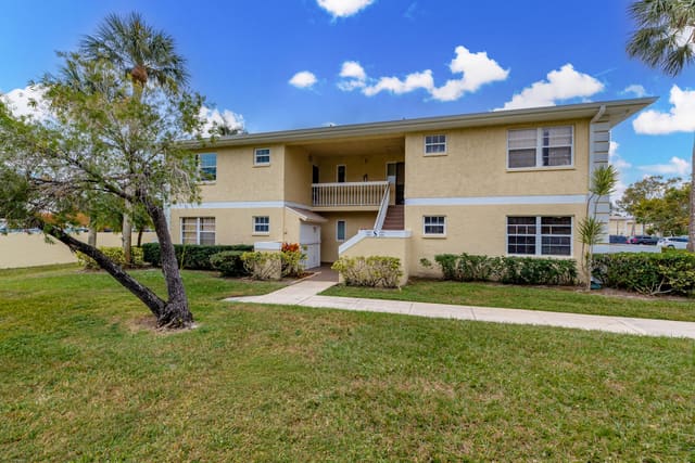 1560 SE Royal Green Circle 103, Port St. Lucie, FL 34952