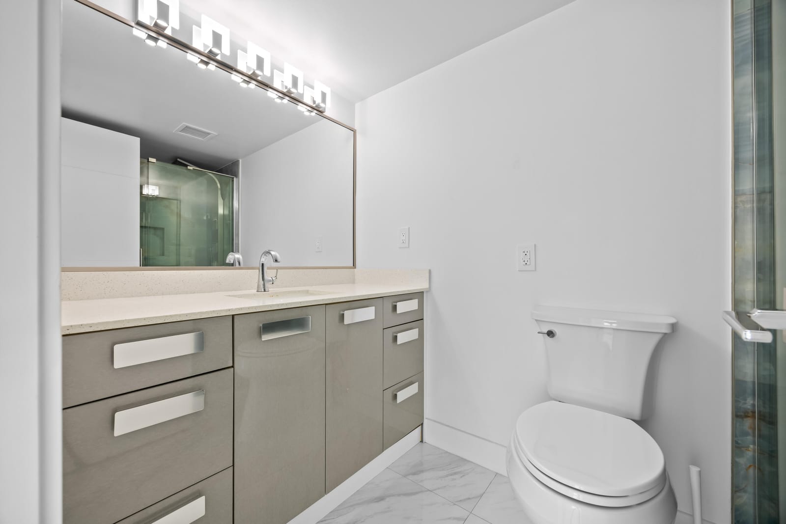 137 Golden Isles Drive 914, Hallandale Beach, FL 33009 photo 16