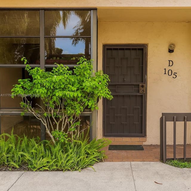 800 NE 199th Street 105D, Northlake Vlg At Calif Cl, Miami, FL