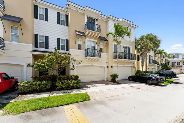 671 NW 38th Circle, sold in Vistazo At Boca Raton, Boca Raton, FL