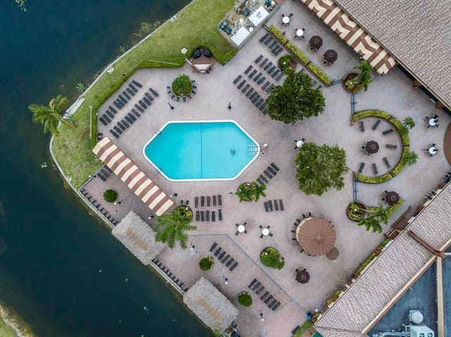 9480 Sunrise Lakes Boulevard 111, Sunrise, FL 33322