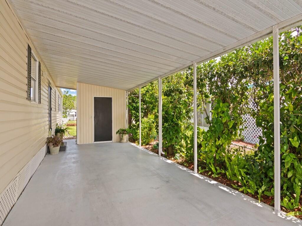 125 La Vaughn Circle, Jensen Beach, FL 34957 photo 2