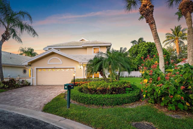 230 Canterbury Drive W, Palm Beach Gardens, FL 33418