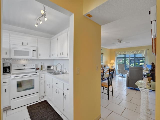 2800 NW 47th Terrace 407B, Lauderdale Lakes, FL 33313