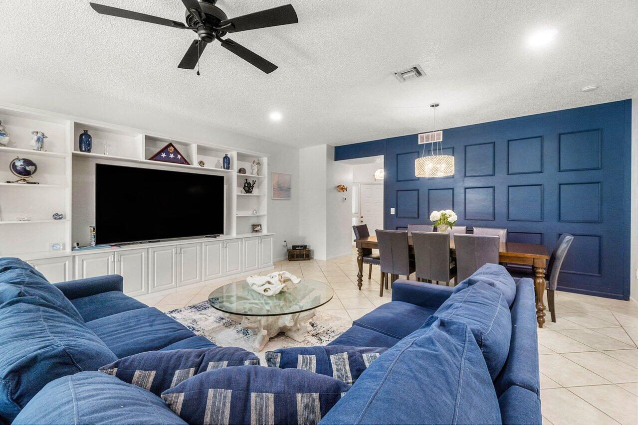 103 Half Moon Circle E2, Hypoluxo, FL 33462, Hypoluxo
