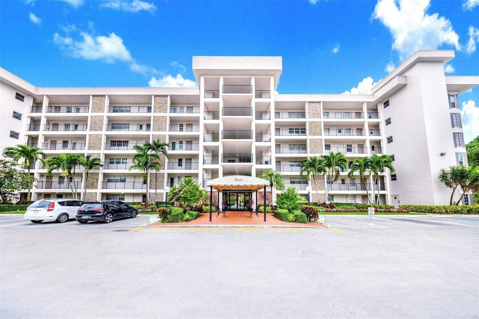 3000 N Palm Aire Drive 302 — photo 9
