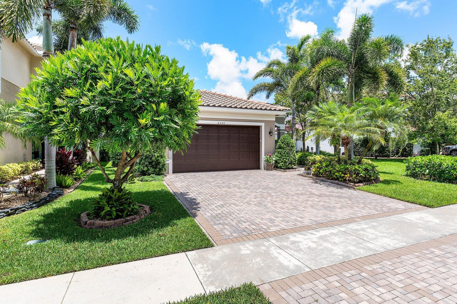 8388 Calabria Lakes Drive — photo 2