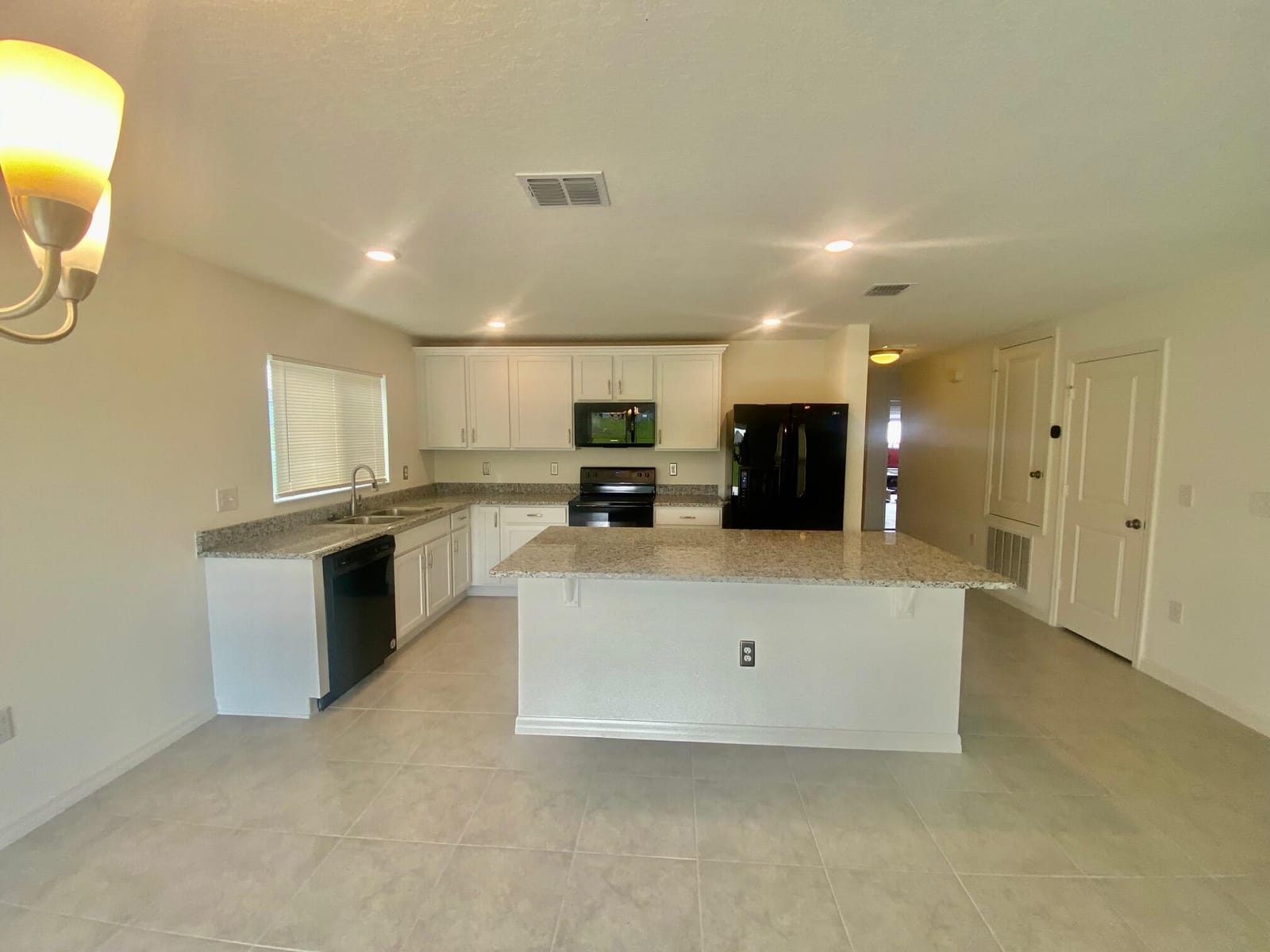 2460 Begonia Street — photo 4