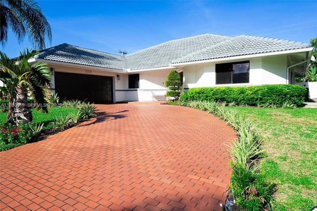 3950 NW 73rd Avenue, sold in Banyan Club, Lauderhill, FL