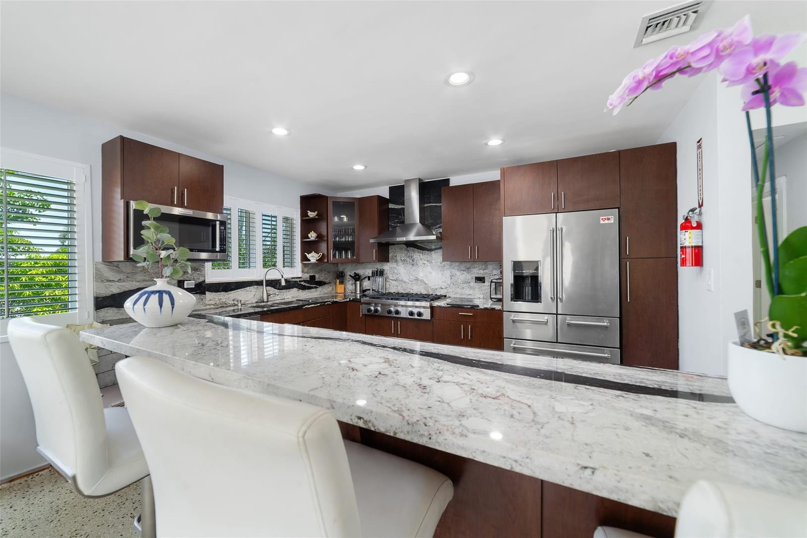 2910 Johnson Street — photo 4