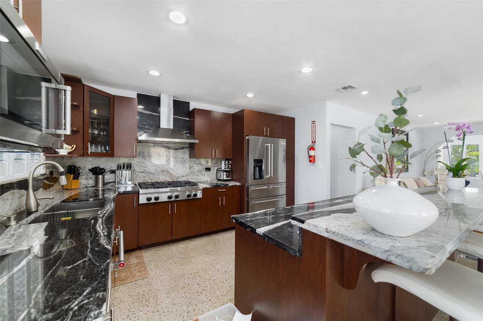 2910 Johnson Street — photo 5