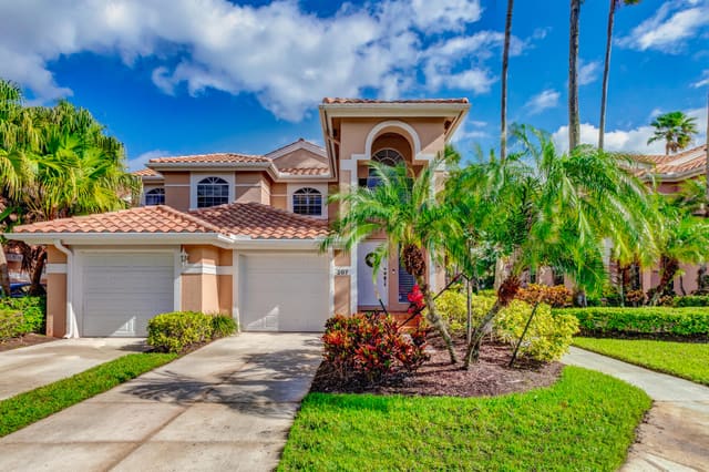 207 Legendary Circle, sold in Legends Condo, Palm Beach Gardens, FL