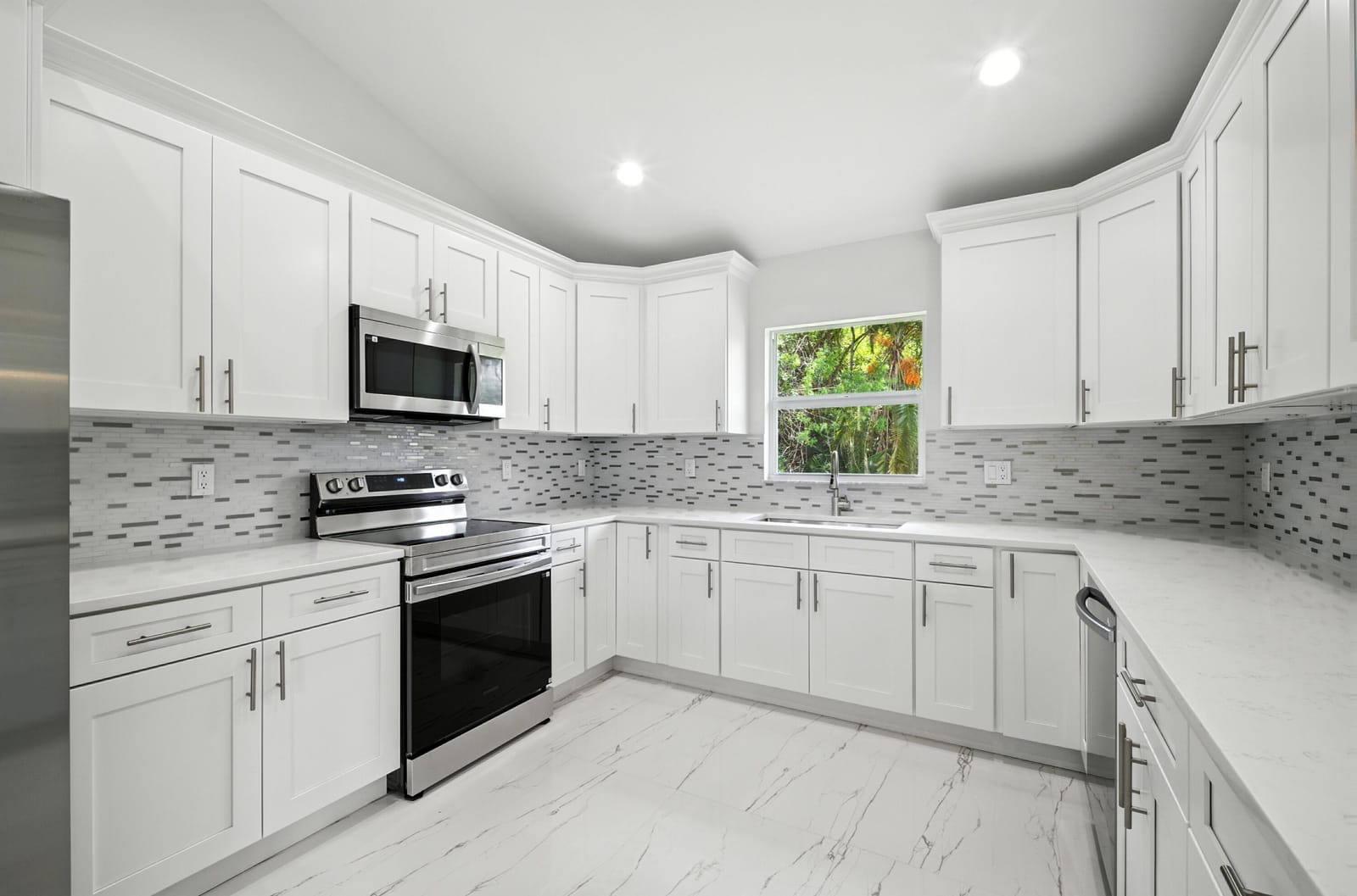 2624 Newport Drive — photo 2