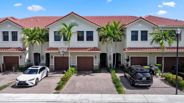 5913 NW 56th Court, sold in Chelsea Place, Tamarac, FL