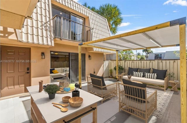 6812 68th Way, sold in Village Of Sandalwood Lak, West Palm Beach, FL