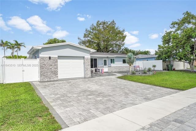 521 NW 93rd Terrace, sold in Pasadena Lakes South, Pembroke Pines, FL