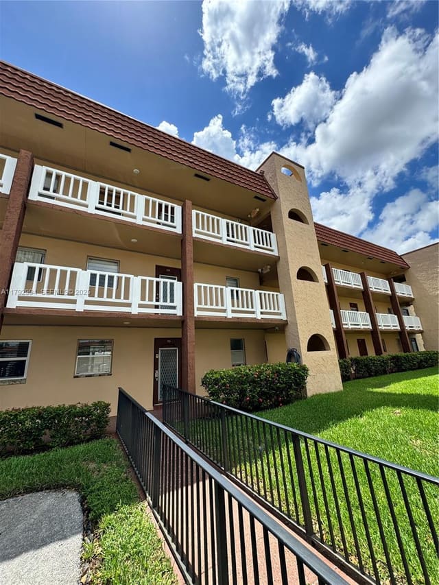 9041 Sunrise Lakes Boulevard 110, Sunrise, FL 33322