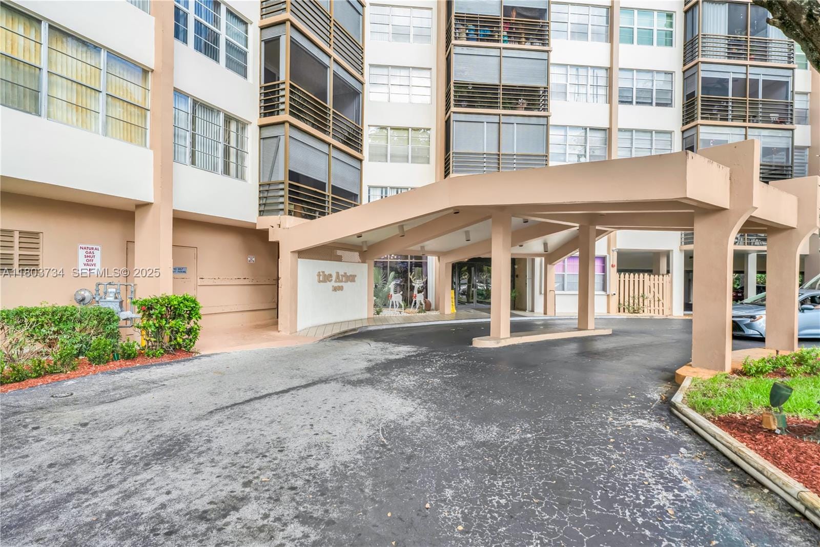1400 Saint Charles Place L4 — photo 2