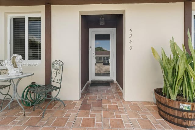 5240 SW 139th Place, sold in Bent Tree Center, Miami, FL