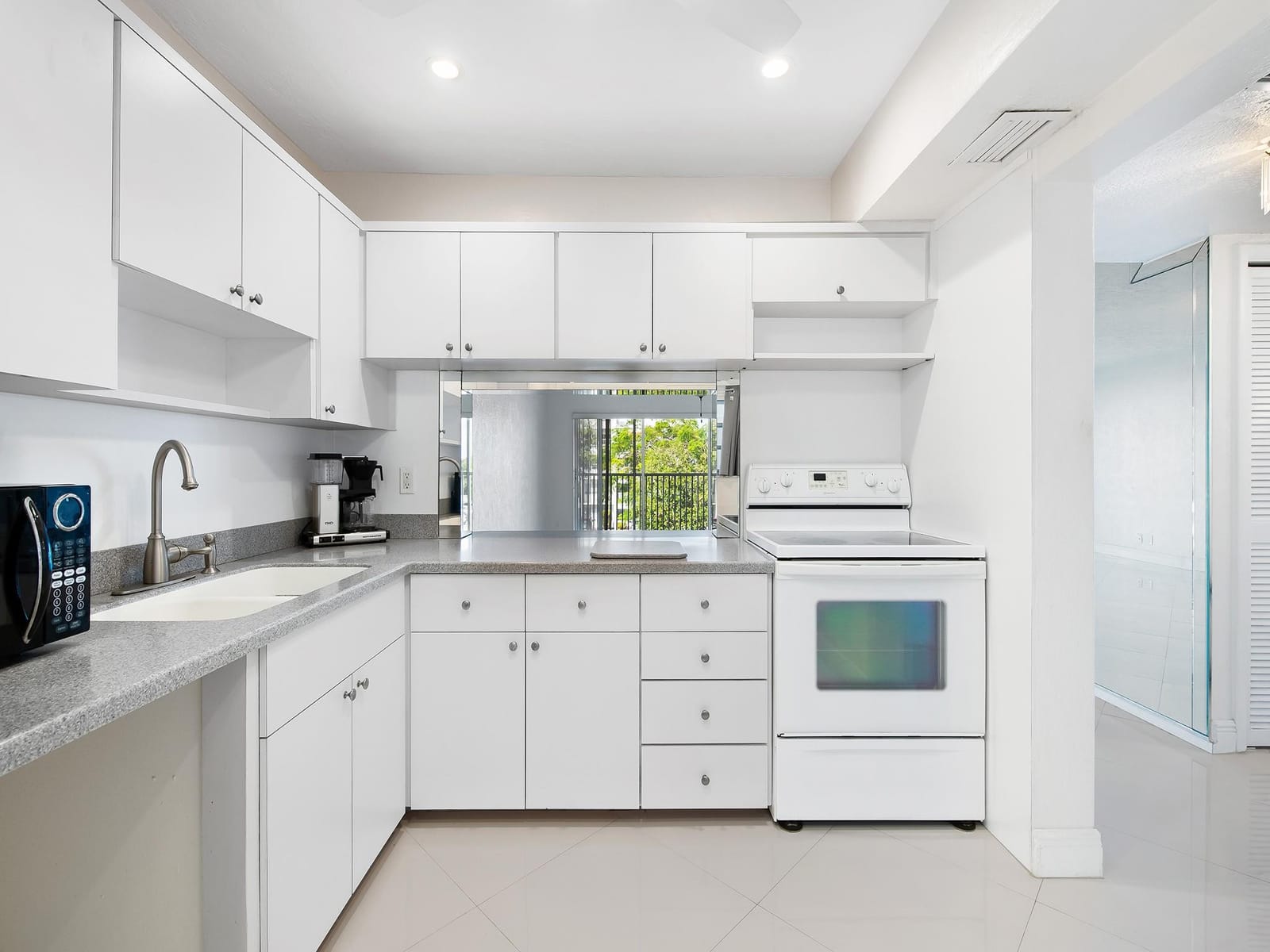 329 SE 3rd Street 305P, Hallandale Beach, FL 33009 photo 3