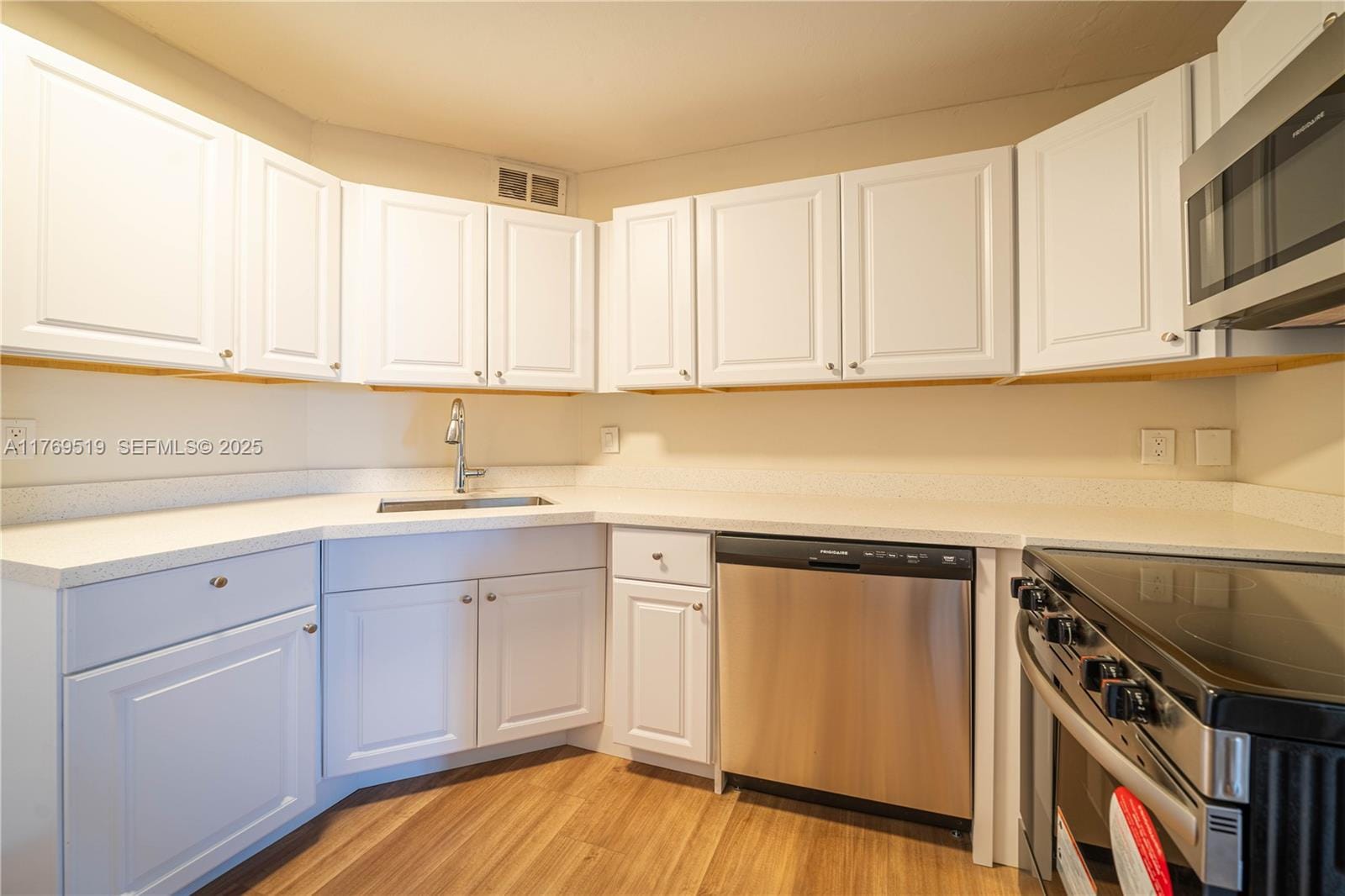 3301 Spanish Moss Terrace 802 — photo 3