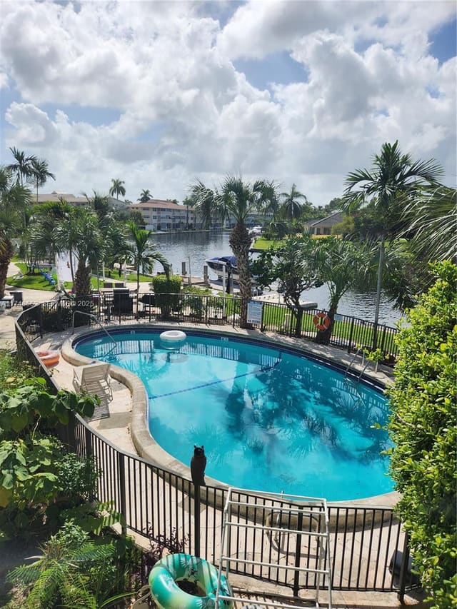 455 Golden Isles Drive 309, sold in Envoy Apartments Condomin, Hallandale Beach, FL