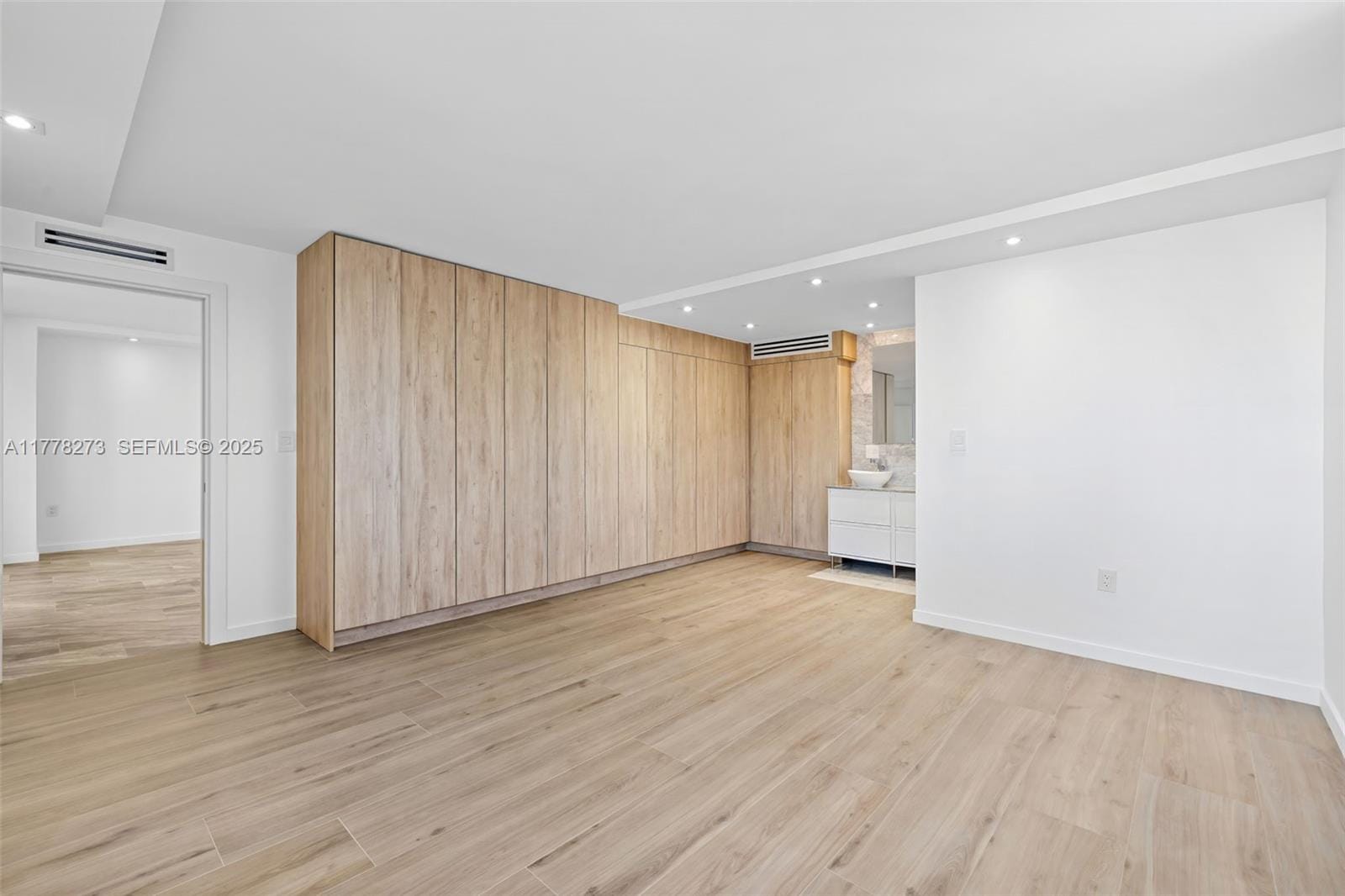 1658 Bay Road 504 — photo 9