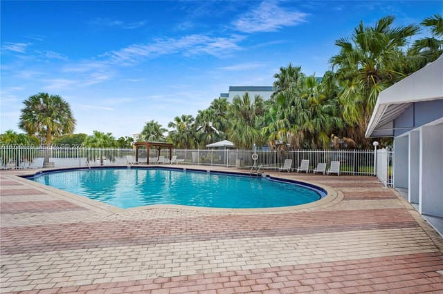 9365 Fontainebleau Boulevard E207, Miami, FL 33172