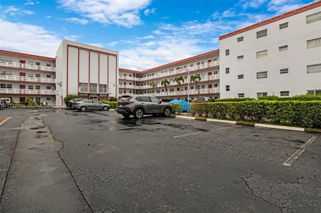 4000 NW 44th Avenue 205, Sapphire, Lauderdale Lakes, FL