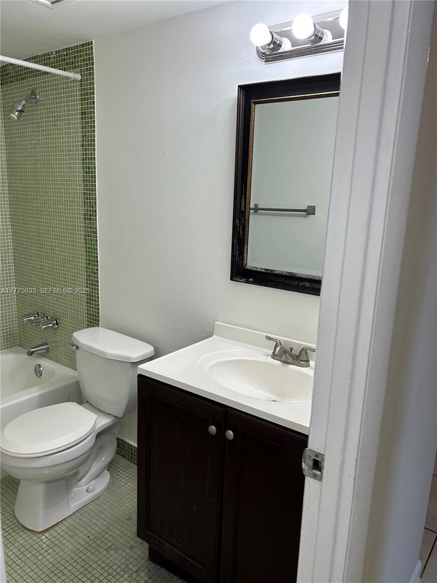 484 NW 165th St Road A-316, Miami, FL 33169 photo 17