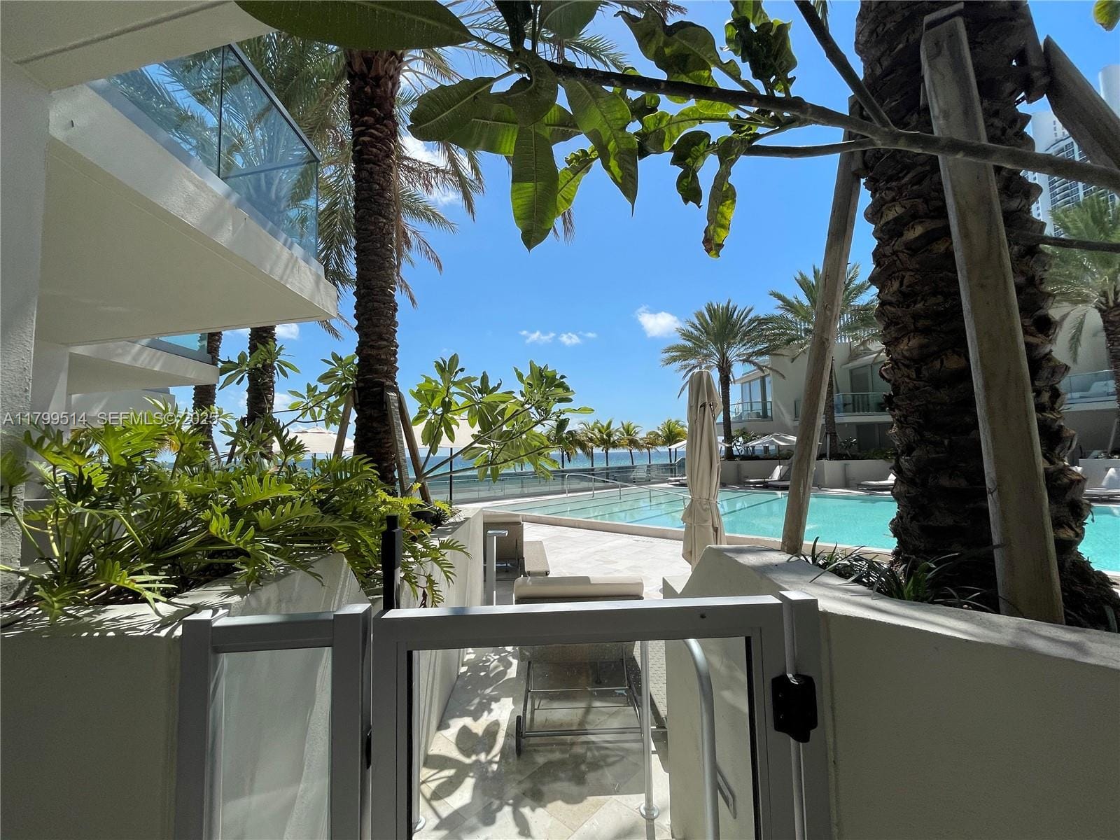 18501 Collins Avenue Cabana 12 — photo 1