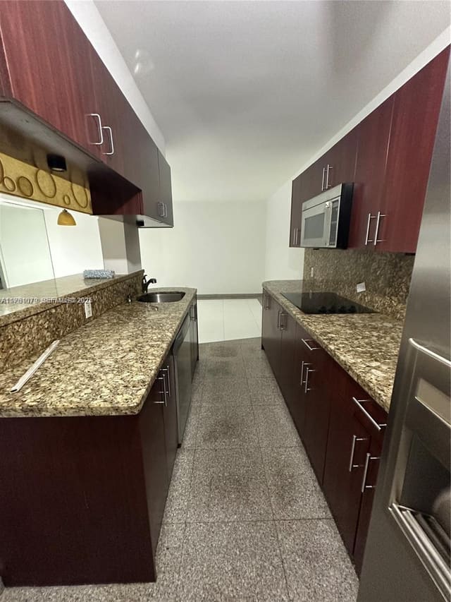 1100 NE 1st Court 105, Hallandale Beach, FL 33009