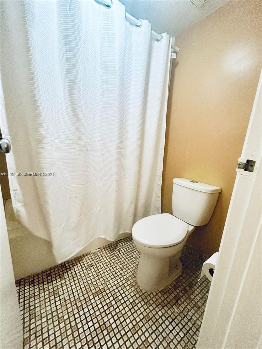 2625 Collins Avenue 409 — photo 5