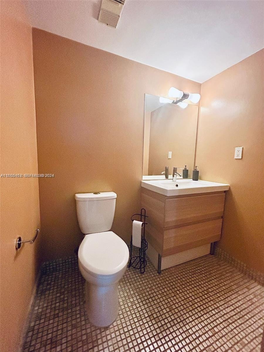 2625 Collins Avenue 409 — photo 8