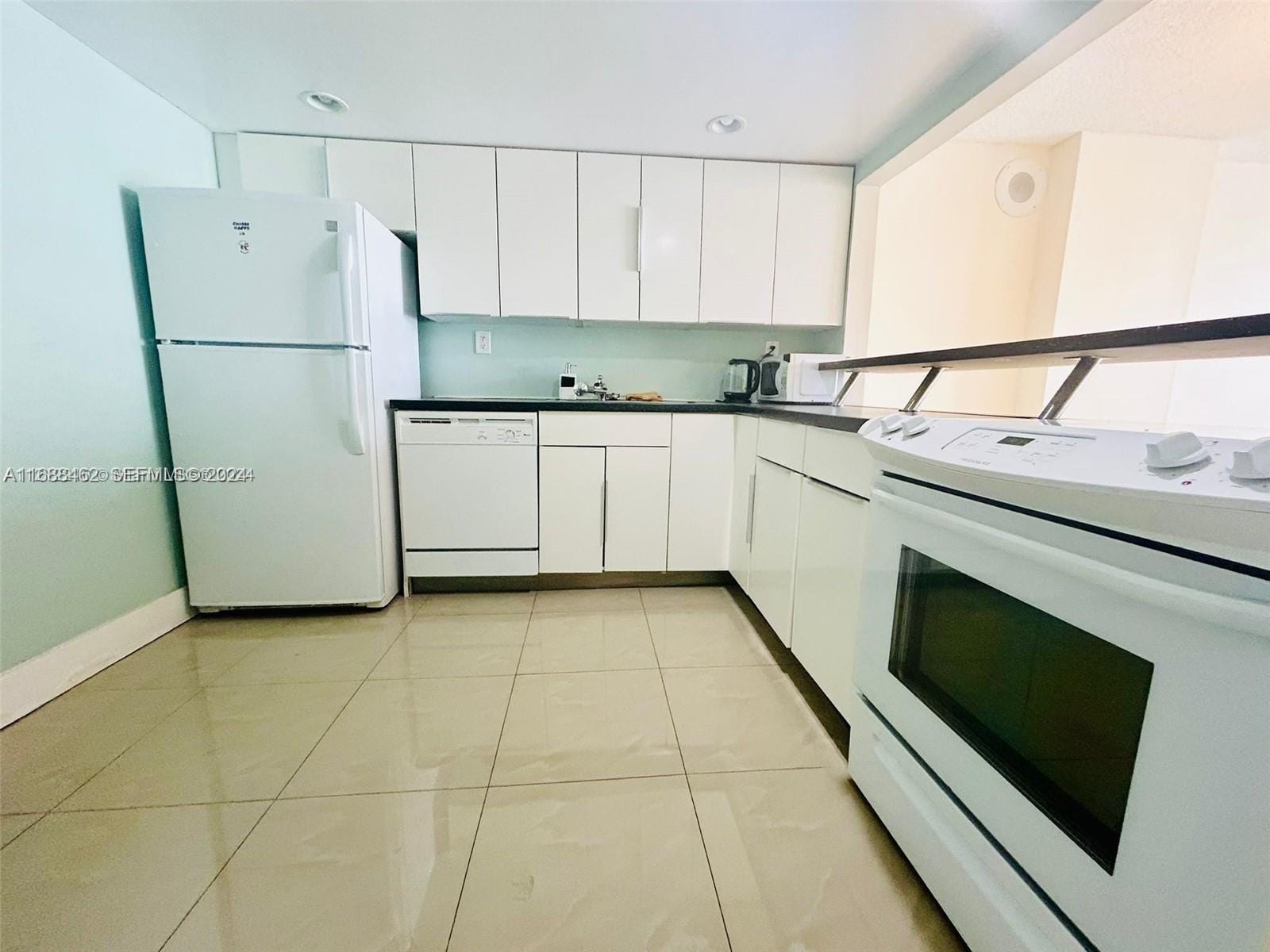 2625 Collins Avenue 409 — photo 9