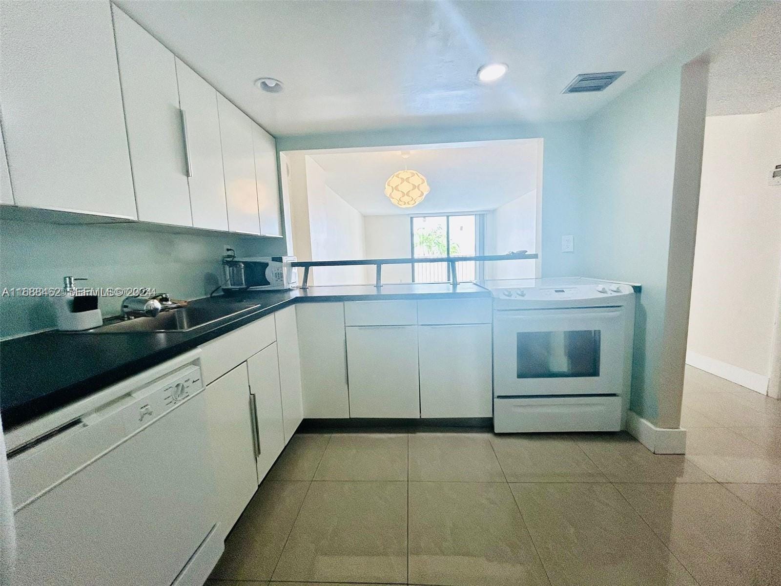 2625 Collins Avenue 409 — photo 10