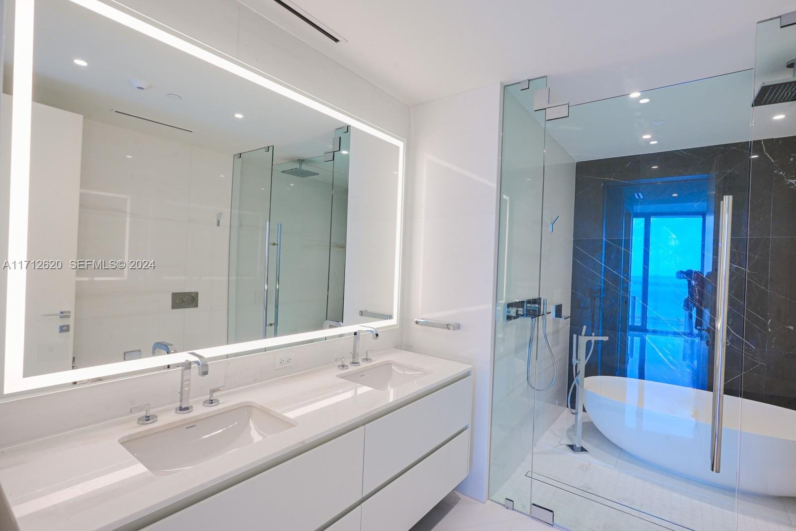 300 Biscayne Boulevard Way 1806, Miami, FL 33131 photo 17