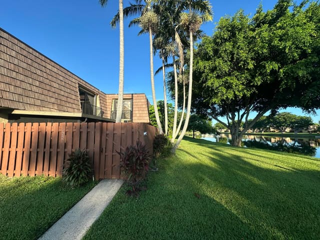 622 Springdale Circle, Palm Springs, FL 33461