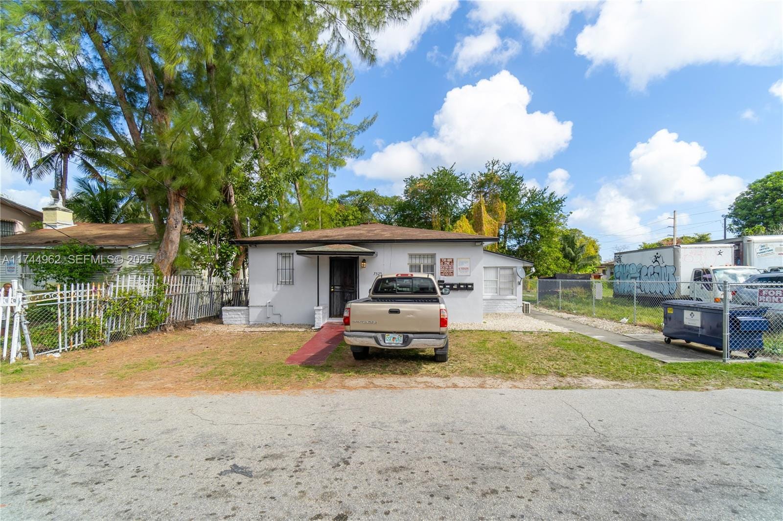 7525 NE Miami Court — photo 2
