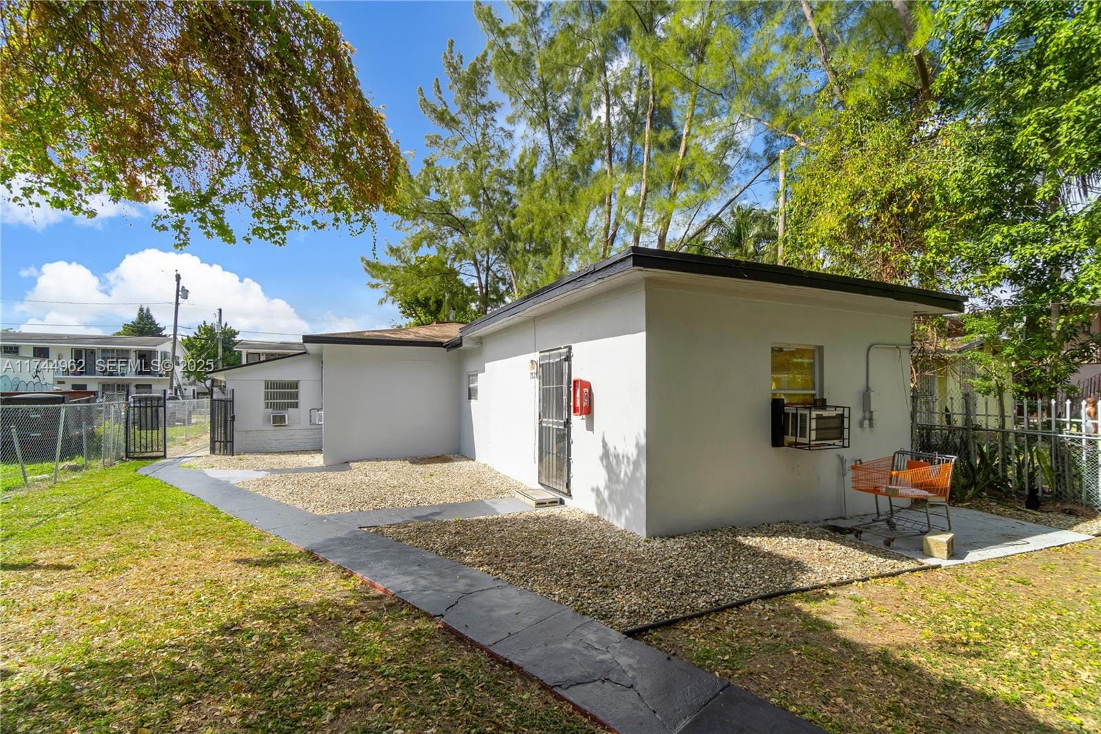 7525 NE Miami Court — photo 5