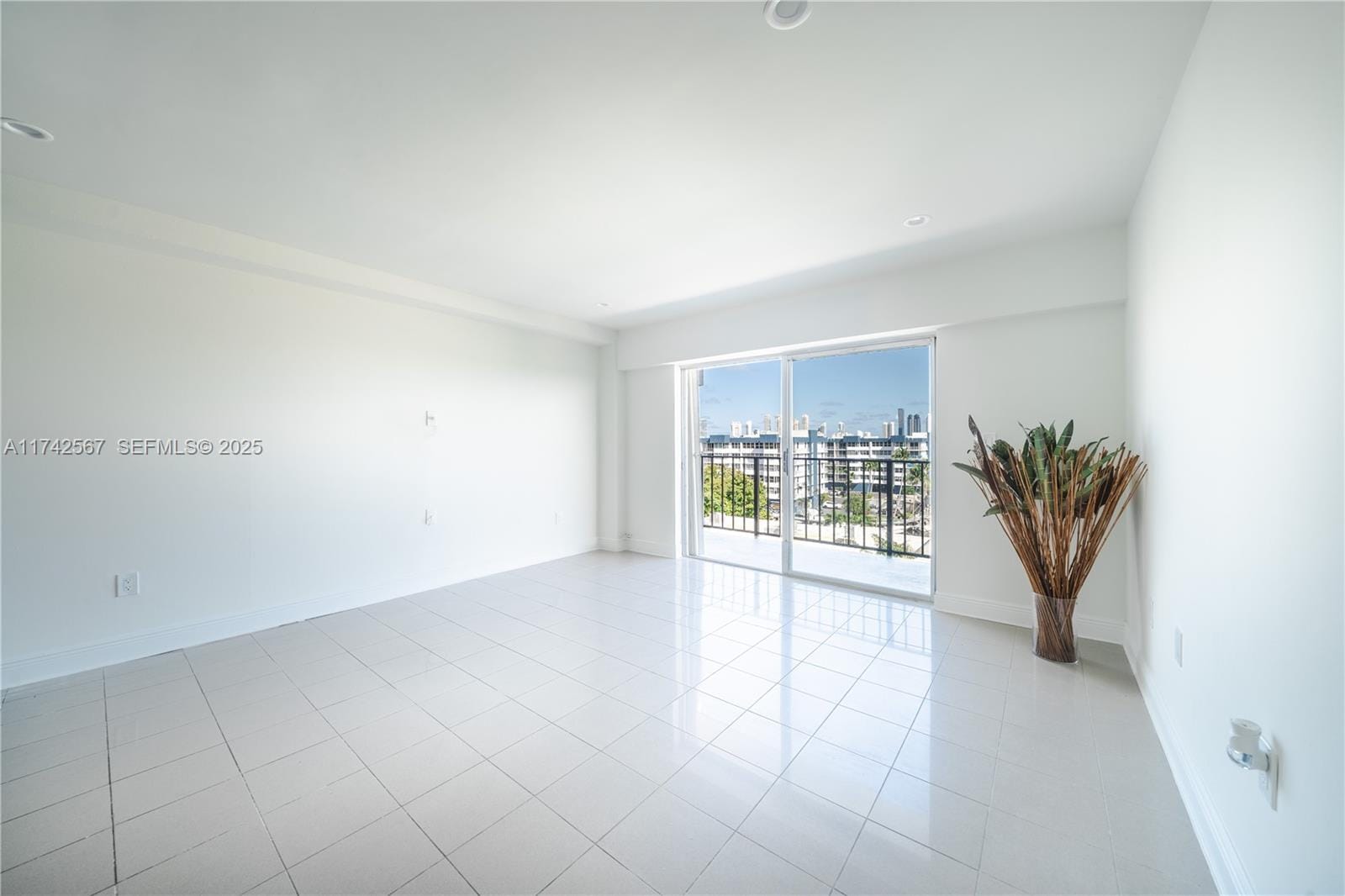 16508 NE 26th Avenue 603, North Miami Beach, FL 33160 photo 3