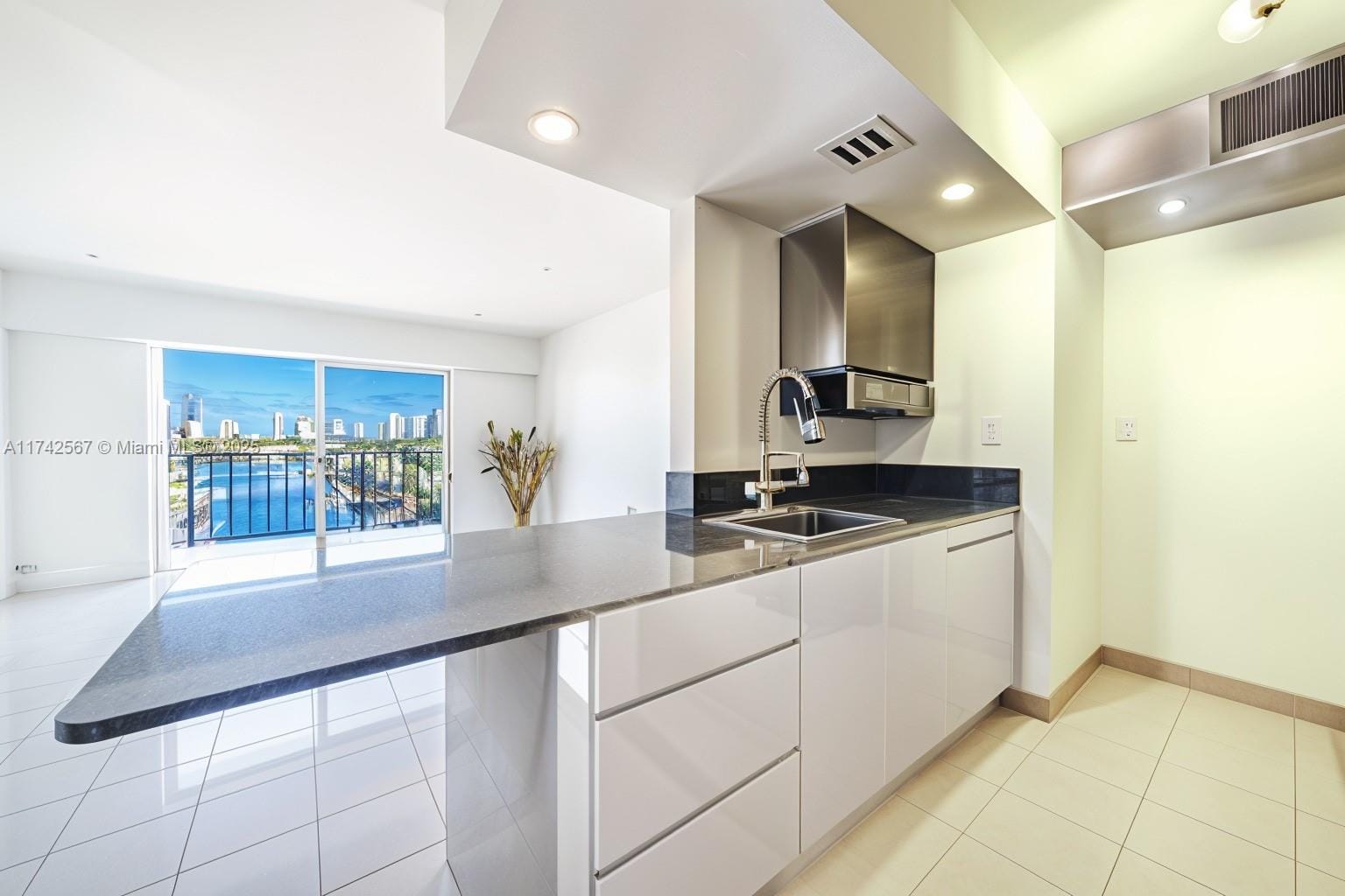 16508 NE 26th Avenue 603, North Miami Beach, FL 33160 photo 4