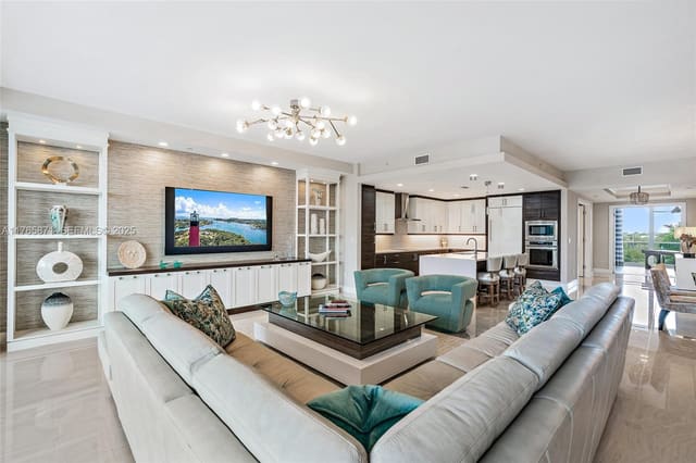 2700 Donald Ross Road 402, sold in Azure, Palm Beach Gardens, FL