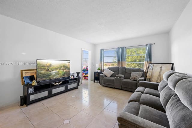 2950 NE 201st Terrace E323, Aventura, FL 33180