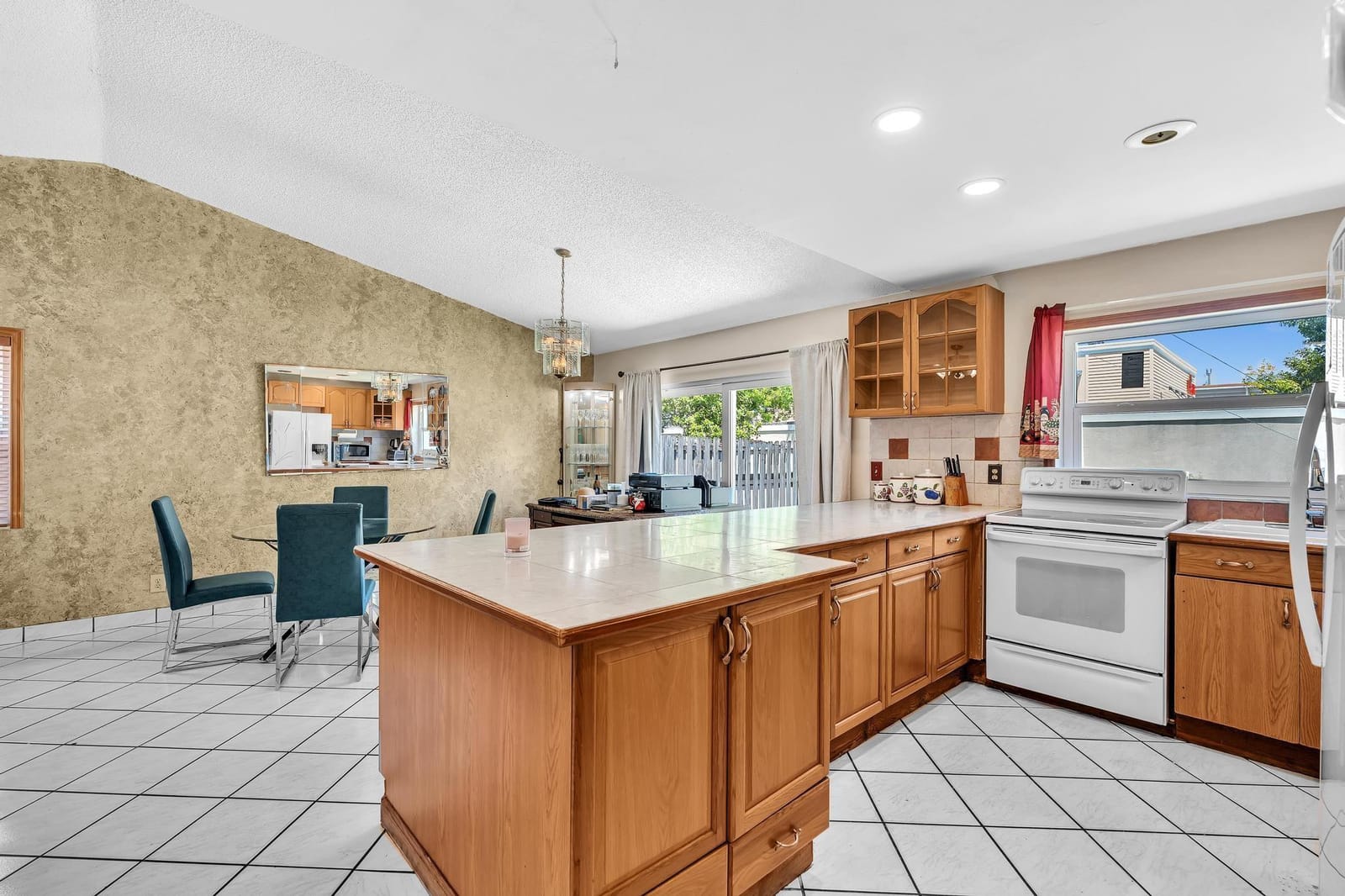 4400 NW 77th Terrace — photo 9