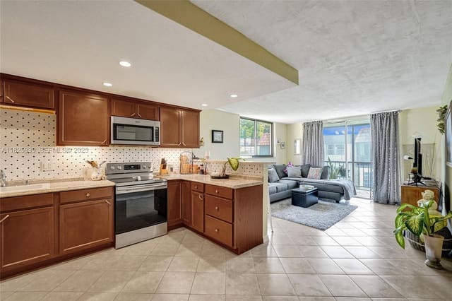 7100 NW 17th Street 402, Plantation, FL 33313